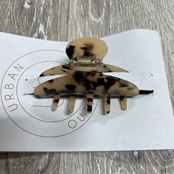 Urban Outfitters Callie hair clip, tortoiseshell. - Picture 3 of 5